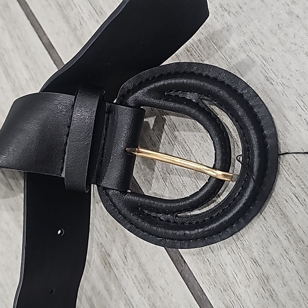 Adorable circular Buckle belt.